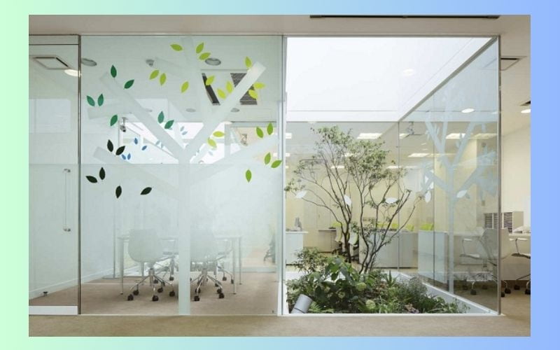 Decal dán kính văn phòng là một loại vật liệu trang trí dạng film mỏng